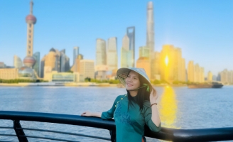 Trúc Thy gây ấn tượng với bộ ảnh Áo Dài Mẹ Thiên Nhiên ngay Bến Thượng Hải