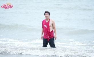 Trường Giang bị xé áo, khoe body giữa biển 