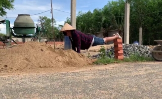 Trường Giang “phụ hồ” ở quê vẫn không quên plank theo cách không giống ai  