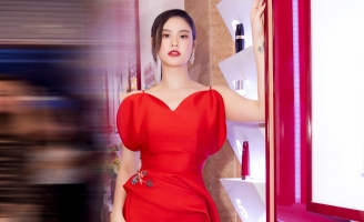 Trương Quỳnh Anh khoe vai trần, đẹp rực rỡ khoe sắc với dàn hoa hậu trên thảm đỏ