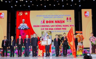 Trường THCS-THPT Hồng Hà đón nhận Hai Huân Chương Lao Động Hạng Nhì