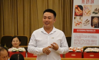 Từ sân khấu đến trang viết: một Trần Minh Cường khác trong Ngẫm – Cười