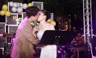 Tú Tri khoá môi nửa kia trên sân khấu, khẳng định “vẫn yêu anh dù trái ngang”