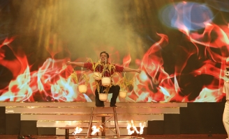 Tuấn Joker khiến khán giả thót tim khi diễn xiếc thăng bằng trên giấy mỏng