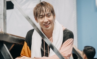 Tuấn Trần bất ngờ ôm gối đau bụng khi đang ghi hình Thử thách trốn thoát