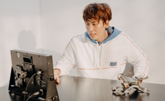 Tuấn Trần bỗng ngã quỵ bị đưa ra ngoài, còn nói “gần đất xa trời rồi” trong show trốn thoát