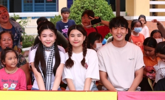 Tuấn Trần và 2 con gái của MC Quyền Linh nghẹn ngào khi chứng kiến hoàn cảnh các em nhỏ mồ côi