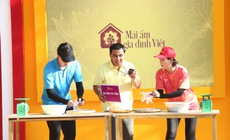 Tuấn Tú ngưỡng mộ Quyền Linh vì dám mang dép tổ ong dẫn chương trình