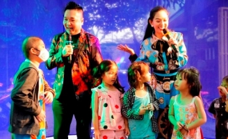 Tùng Linh - Huỳnh Nhật Thanh đến với xóm trẻ em ung thư