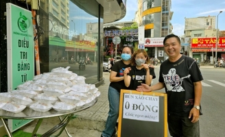 Tùng Linh – Mai Hải Anh “chơi cùng bà con nghèo”