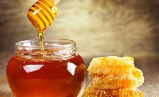 Uống mật ong nước ấm vào buổi sáng và loạt công dụng không ngờ