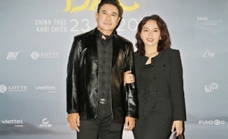 Uyên Phương mặc ton-sur-ton 'Trùm vai ác' xem phim “Đảo Độc Đắc - Tử Mẫu Thiên Linh Cái”