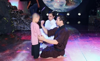 Vẻ đáng yêu của con trai “hoàng tử xiếc” Quốc Nghiệp khi say mê diễn xiếc cùng ba