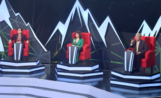 Việt Hương bỏ tiền túi mua ủng hộ thí sinh 20 bịch bánh tráng để cô nàng đỡ run