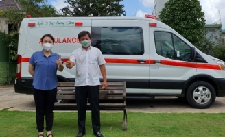 Việt Hương chính thức bàn giao xe cứu thương 2,5 tỷ cho ông Đoàn Ngọc Hải