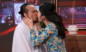  Việt Hương ép Hoàng Phi và Nam Em phải “hôn môi”