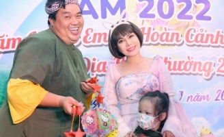 Việt Hương hóa Thỏ Ngọc cùng Chú Cuội Hoàng Mập đón Trung Thu sớm với các em nhỏ