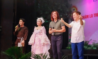 Việt Hương tặng bánh và lồng đèn cho 600 em nhỏ có hoàn cảnh khó khăn 