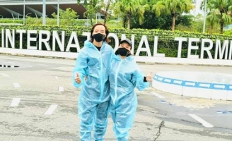 Việt Hương về Việt Nam giữa tin đồn “trốn ở lại Mỹ vì ồn ào từ thiện”