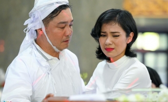 Việt Trinh ôm Lý Hùng khóc trong tang lễ NSND Lý Huỳnh