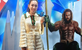 Vivian Nguyên diện đồ giáng sinh cực chất ra mắt Aquaman và Vương quốc thất lạc