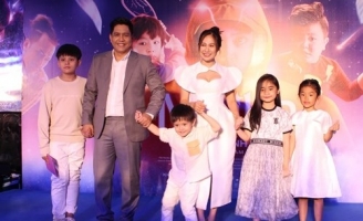 Vợ chồng Đức Thịnh – Thanh Thúy đưa hai con dự ra mắt phim “Maika”