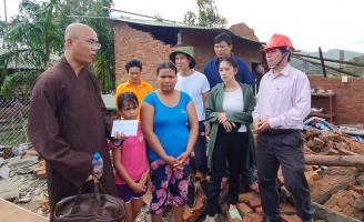 Vợ chồng Lý Hải rơi nước mắt khi đi từ thiện tại vùng núi Bắc Trà My