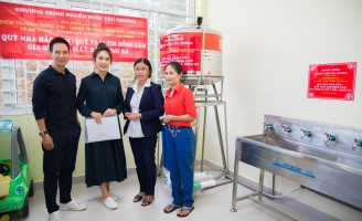 Vợ chồng Lý Hải trực tiếp lên Đà Lạt, lắp đặt máy lọc nước giúp người dân vùng cao