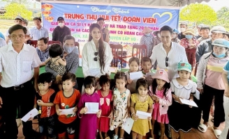 Vợ chồng Lý Hải-Minh Hà trao quà từ thiện ở làng chiếu Định Yên