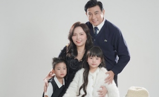 Vợ chồng Nguyễn Uyên Phương – Hoàng Phúc khoe bộ ảnh gia đình đầu năm mới