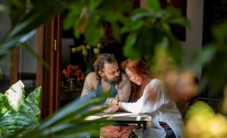 Vợ chồng Việt - Đức cùng nhau vẽ tranh và triển lãm