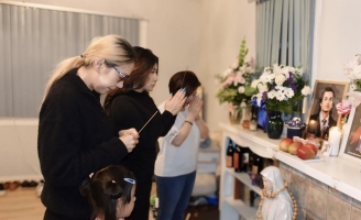 Vợ diễn viên Đức Tiến lần đầu lộ diện với vẻ ngoài tiều tụy, tinh thần bị ảnh hưởng vì bị trách móc