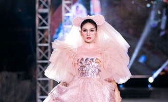 Võ Hoàng Yến diện thiết kế 1000m vải hóa “Cô dâu chuột” của NTK Nguyễn Minh Công