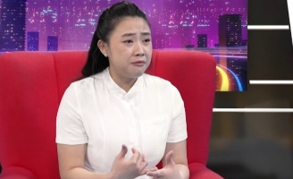 Vợ kém 30 tuổi của Lê Huỳnh bức xúc kể chuyện bị sếp xâm phạm đời tư