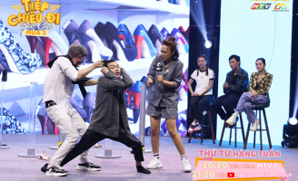 Võ Tấn Phát chứng nào tật nấy, túm tóc bạn diễn trên sân khấu