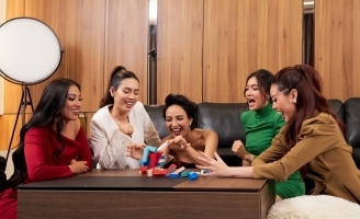 Vừa đến Israel, Kim Duyên khoe thần thái đỉnh cao cùng các chị em Miss Universe