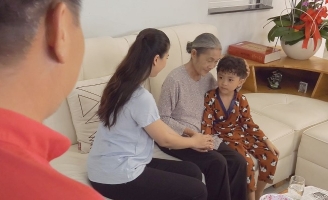 Xóm Đụng Chuyện – Gửi gắm ơn nghĩa phụ mẫu qua từng tiểu phẩm hay