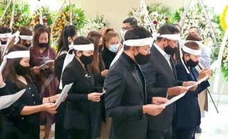 Xong tang sự Phi Nhung, Việt Hương lại chịu tang mẹ nuôi tại Mỹ đúng ngày sinh nhật