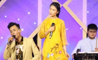 Xót xa hình ảnh cha tàn tật chở con gái đi hát rong, bán kẹo kéo trong Sô Diễn Cuộc Đời