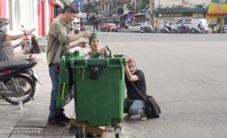 Xuân Bắc rơi vào thùng rác, lớ ngớ xém bị xe đụng  